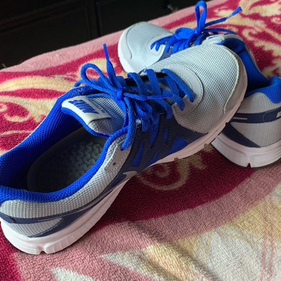 SOLD!!!Nike Revolution 2 Youth sneakers - Picture 2 of 4